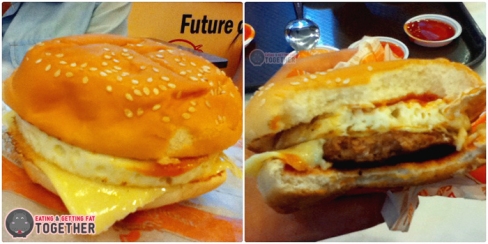 Cheese Egg Burger nguyên bản và lúc cắn 1 miếng :))